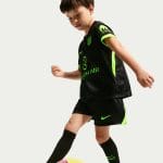 Segunda equipación del Atlético de Madrid 2027 para niños. Uniforme de visitante oficial para los jóvenes aficionados colchoneros.