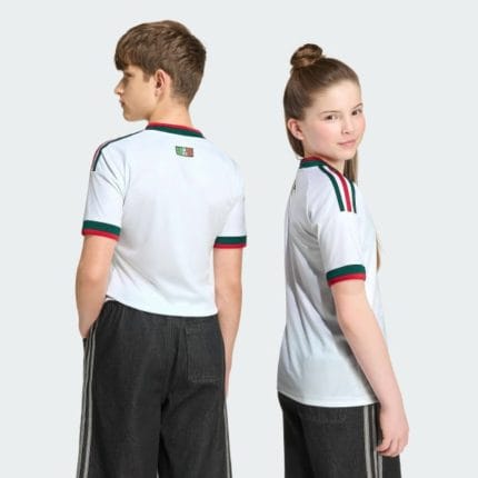 Segunda equipación de fútbol para niños de la selección de México para 2026. Uniforme de visitante oficial para los más pequeños.