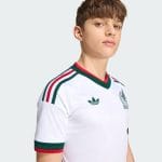 Segunda equipación de fútbol para niños de la selección de México para 2026. Uniforme de visitante oficial para los más pequeños.