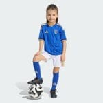 Primera equipación de fútbol de Italia 2026 para niño. Conjunto oficial de camiseta y pantalón corto de la Azzurra para niños.