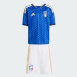 Primera equipación de fútbol de Italia 2026 para niño. Conjunto oficial de camiseta y pantalón corto de la Azzurra para niños.