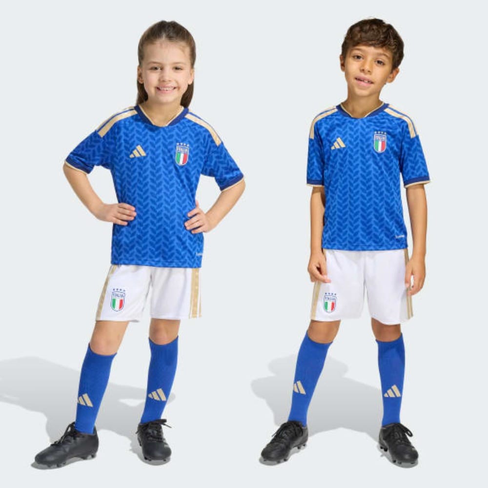 A EQUIPACIÓN NIÑO ITALIA 2026 Primera equipación de fútbol de Italia 2026 para niño. Conjunto oficial de camiseta y pantalón corto de la Azzurra para niños.
