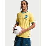 Camiseta de fútbol de la primera equipación de Brasil para la temporada 2026. Uniforme oficial para adulto color amarillo y verde.