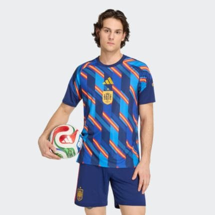 Camiseta de calentamiento de la primera equipación de la Selección Española de fútbol 2026. Diseño oficial para el prepartido.