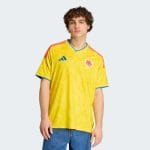 Camiseta de fútbol de la primera equipación de Colombia para 2026. Uniforme oficial de local para adulto en su tradicional color amarillo.