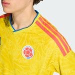 Camiseta de fútbol de la primera equipación de Colombia para 2026. Uniforme oficial de local para adulto en su tradicional color amarillo.