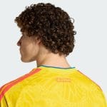 Camiseta de fútbol de la primera equipación de Colombia para 2026. Uniforme oficial de local para adulto en su tradicional color amarillo.