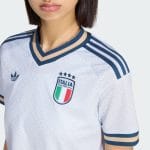 Camiseta de la segunda equipación de Italia 2026 para adulto. Modelo de manga corta en color blanco oficial de la selección italiana.