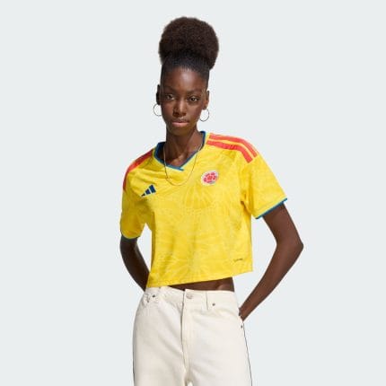 Camiseta de la primera equipación de la Selección Colombia para mujer, versión 2026. Modelo de manga corta para aficionada.