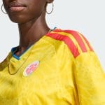 Camiseta de la primera equipación de la Selección Colombia para mujer, versión 2026. Modelo de manga corta para aficionada.