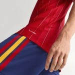 Camiseta de la primera equipación de España 2026, versión jugador para adulto, mostrando el diseño frontal y el escudo.