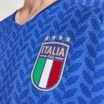 Camiseta de fútbol de la primera equipación de Italia para el Mundial 2026, versión para adulto. Producto oficial de la Azzurra.