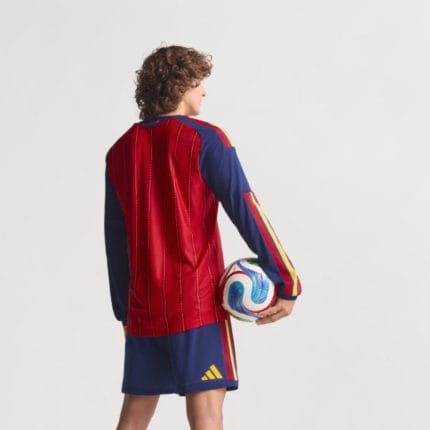 Camiseta oficial de España 26, primera equipación de manga larga. Elástica de la selección española de fútbol en color rojo.