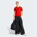 Camiseta de mujer de la primera equipación de Bélgica para el Mundial 2026, con el escudo oficial y detalles de diseño.