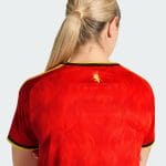 Camiseta de mujer de la primera equipación de Bélgica para el Mundial 2026, con el escudo oficial y detalles de diseño.