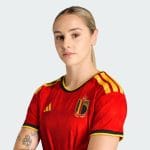 Camiseta de mujer de la primera equipación de Bélgica para el Mundial 2026, con el escudo oficial y detalles de diseño.