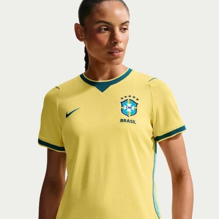 Camiseta de la primera equipación de Brasil para el Mundial 2026 en versión de mujer. Uniforme oficial de la Canarinha.