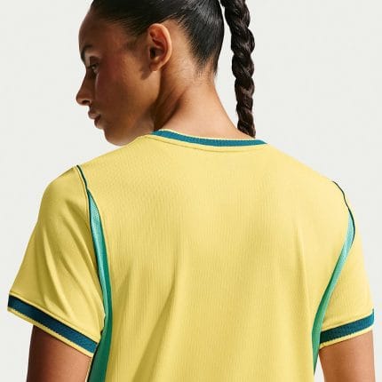 Camiseta de la primera equipación de Brasil para el Mundial 2026 en versión de mujer. Uniforme oficial de la Canarinha.