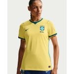 Camiseta de la primera equipación de Brasil para el Mundial 2026 en versión de mujer. Uniforme oficial de la Canarinha.