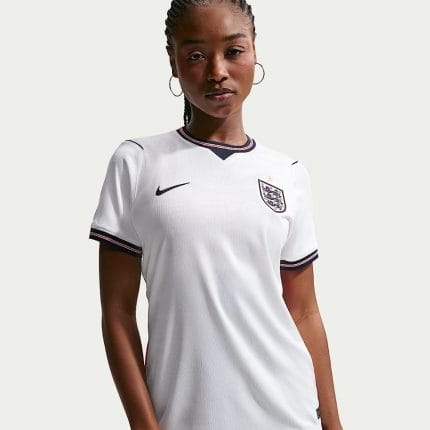 Camiseta de fútbol de la primera equipación de Inglaterra 2026 para mujer. Uniforme oficial de la selección inglesa femenina.