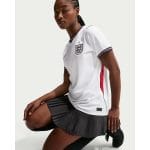 Camiseta de fútbol de la primera equipación de Inglaterra 2026 para mujer. Uniforme oficial de la selección inglesa femenina.