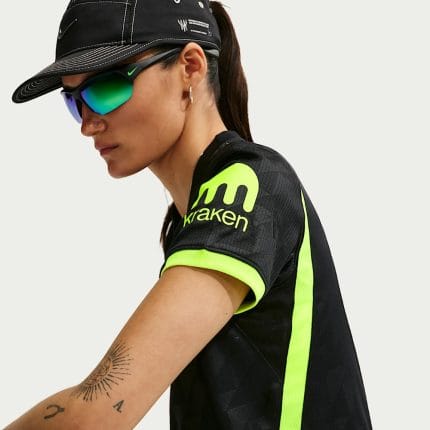 Camiseta de mujer visitante del Atlético de Madrid para la temporada 2026/27. Segunda equipación oficial para aficionadas.