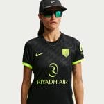 Camiseta de mujer visitante del Atlético de Madrid para la temporada 2026/27. Segunda equipación oficial para aficionadas.