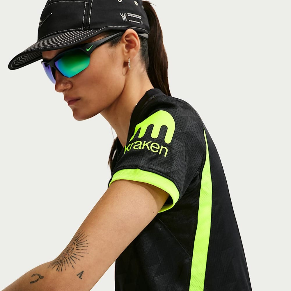 Camiseta Mujer Visitante Atlético de Madrid 2026/27 Camiseta de mujer visitante del Atlético de Madrid para la temporada 2026/27. Segunda equipación oficial para aficionadas.