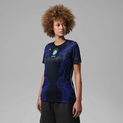 Vista frontal de la camiseta de mujer de la segunda equipación de Brasil 2026. Diseño oficial para aficionadas del equipo brasileño.