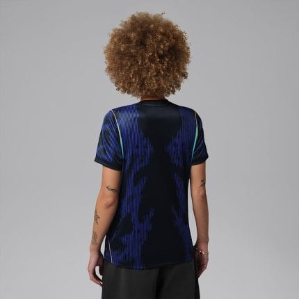 Vista frontal de la camiseta de mujer de la segunda equipación de Brasil 2026. Diseño oficial para aficionadas del equipo brasileño.