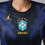 Vista frontal de la camiseta de mujer de la segunda equipación de Brasil 2026. Diseño oficial para aficionadas del equipo brasileño.