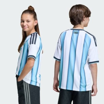 Camiseta de niño de la primera equipación de Argentina para el Mundial 2026. Diseño oficial con las clásicas rayas albicelestes.