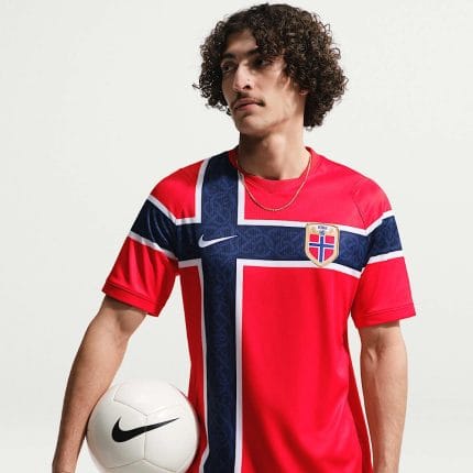 Camiseta de la primera equipación de Noruega para la temporada 2026 para adulto. Diseño oficial en rojo con detalles de la bandera.