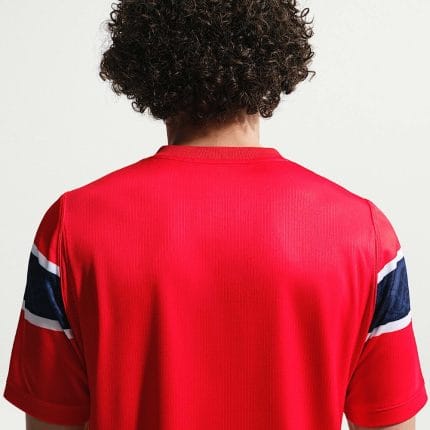 Camiseta de la primera equipación de Noruega para la temporada 2026 para adulto. Diseño oficial en rojo con detalles de la bandera.