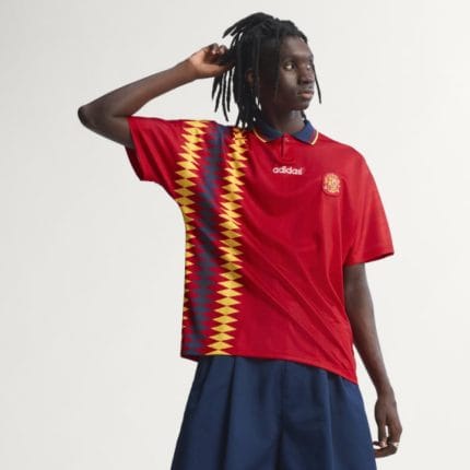 Camiseta de fútbol de la primera equipación de España 1994 para adulto. Diseño retro oficial en color rojo con detalles azules.