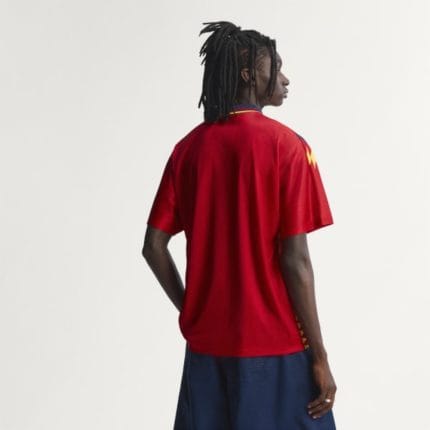 Camiseta de fútbol de la primera equipación de España 1994 para adulto. Diseño retro oficial en color rojo con detalles azules.