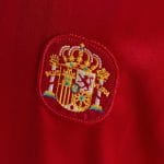 Camiseta de fútbol de la primera equipación de España 1994 para adulto. Diseño retro oficial en color rojo con detalles azules.