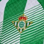 Camiseta de la primera equipación del Real Betis para la temporada 26/27. Modelo de adulto con manga corta y colores verdiblancos.