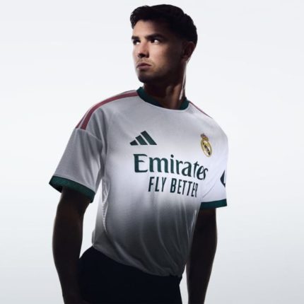 Camiseta primera equipación Real Madrid versión jugador oficial 26/27. Detalle de tela transpirable y escudo termotransferido.