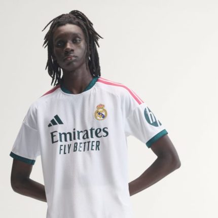 Camiseta primera equipación Real Madrid versión jugador oficial 26/27. Detalle de tela transpirable y escudo termotransferido.