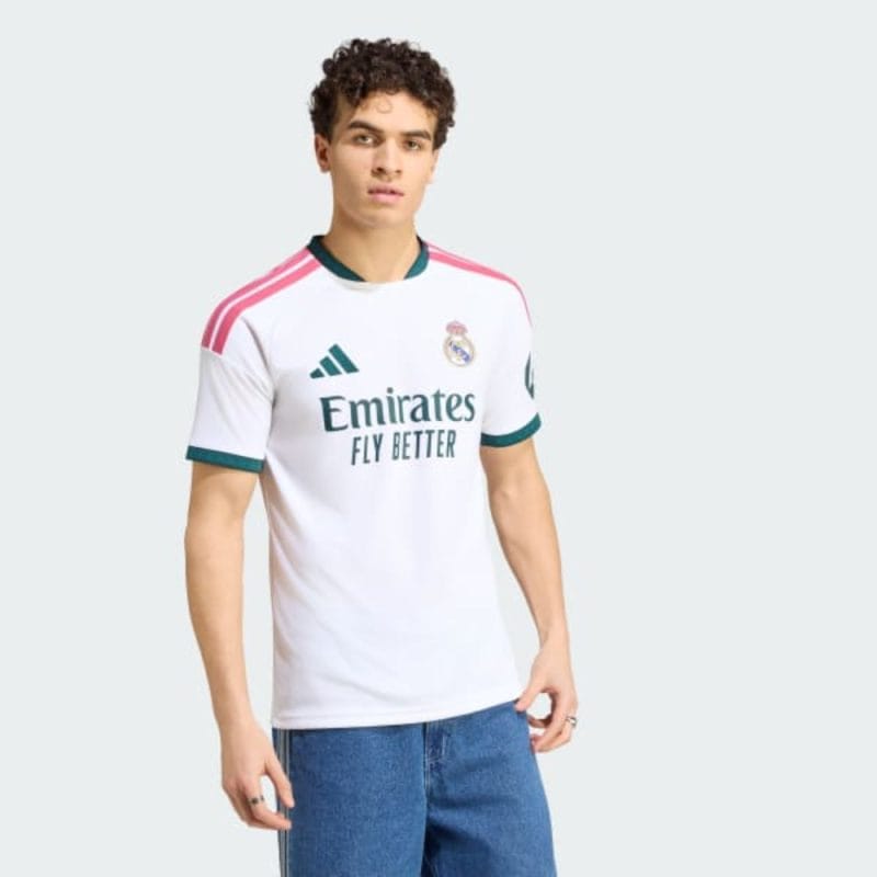 Camiseta oficial de la primera equipación del Real Madrid para la temporada 2027. Modelo de adulto en el tradicional color blanco.
