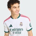 Camiseta oficial de la primera equipación del Real Madrid para la temporada 2027. Modelo de adulto en el tradicional color blanco.