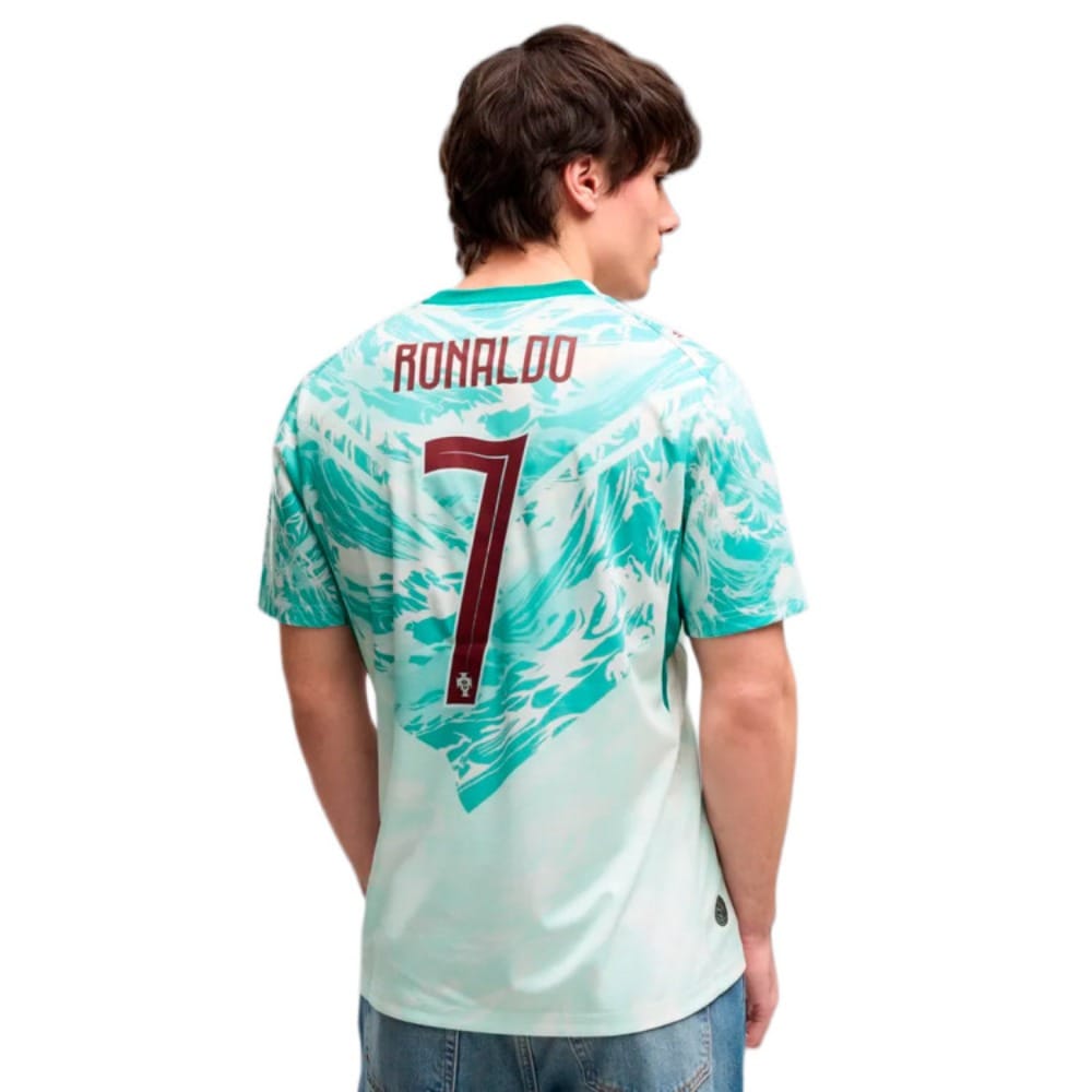 CAMISETA RONALDOVISITANTE PORTUGAL 2026 Camiseta de fútbol de Portugal, segunda equipación 2026, para adulto. Estampado oficial con el dorsal 7 de Cristiano Ronaldo.