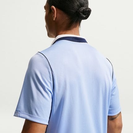 Camiseta oficial de Uruguay para el Mundial 2026, primera equipación de adulto. Color celeste con escudo y detalles dorados.