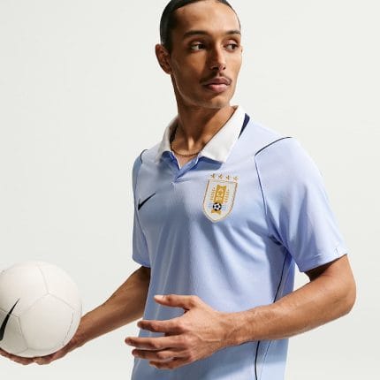 Camiseta oficial de Uruguay para el Mundial 2026, primera equipación de adulto. Color celeste con escudo y detalles dorados.