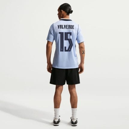 Camiseta de la primera equipación de Uruguay para el Mundial 2026 con el dorsal 15 de Fede Valverde. Talla de adulto.