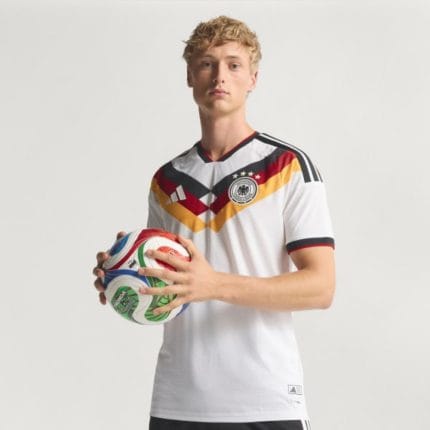 Camiseta de fútbol versión jugador de la primera equipación de Alemania 2026 para adulto, con detalles auténticos.