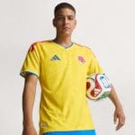 Camiseta versión jugador para adulto de la primera equipación de la Selección Colombia 2026. Diseño oficial color amarillo.