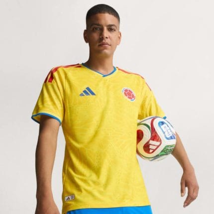 Camiseta versión jugador para adulto de la primera equipación de la Selección Colombia 2026. Diseño oficial color amarillo.