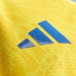 Camiseta versión jugador para adulto de la primera equipación de la Selección Colombia 2026. Diseño oficial color amarillo.
